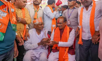 पूर्व मुख्यमंत्री Shivraj Singh Chouhan ने सोमवार को विदिशा लोकसभा की सांची विधानसभा के दुर्गा माता मंदिर में दर्शन-पूजन कर जन-आशीर्वाद यात्रा का शुभारंभ किया