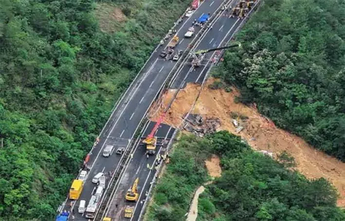 China में बारिश से हाईवे ढहा, 48 की मौत