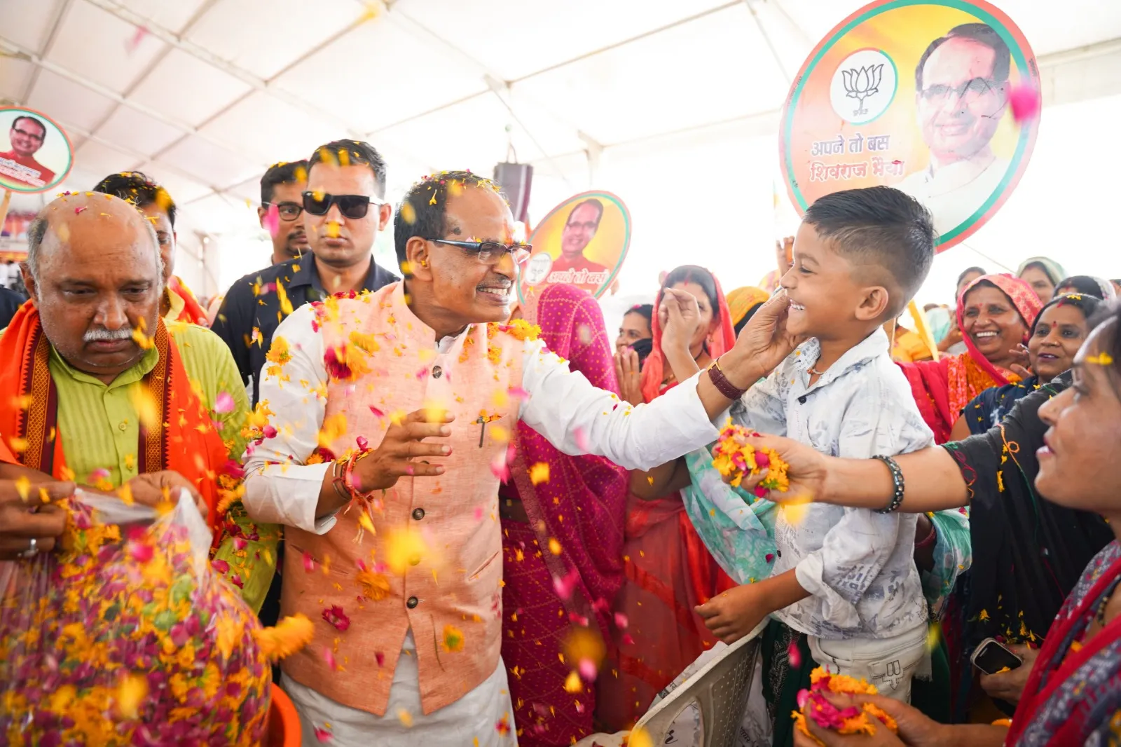 पूर्व मुख्यमंत्री Shivraj Singh Chauhan शुक्रवार को विदिशा लोकसभा के रेहटी, बकतरा, शाहगंज और उमरावगंज में जनसभाओं को संबोधित किया