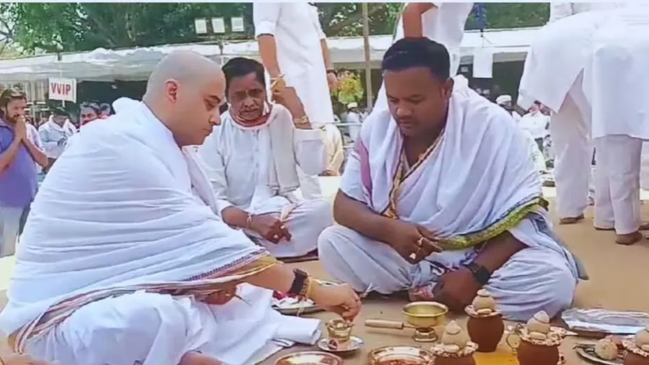 Rajmata के अंतिम संस्कार के दूसरे दिन छतरी पहुंचे सिंधिया, नम आंखों से अस्थि संचय कर निभाई पारंपरिक रस्में