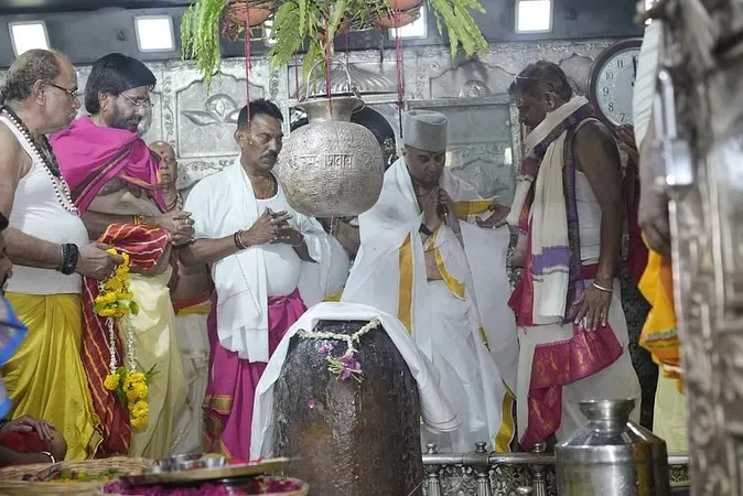 Jyotiraditya Scindia राजमाता के निधन के बाद पहुंचे श्री महाकालेश्वर मंदिर बाबा महाकाल की पूजा अर्चना के साथ ही निर्माण कार्यों को भी देखा