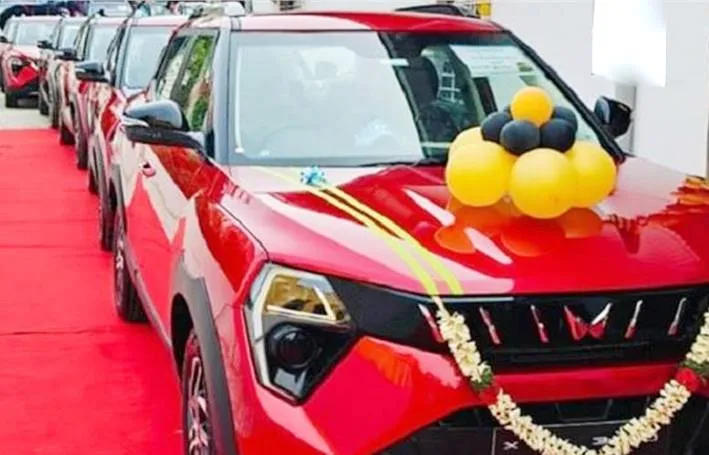 XUV 3XO की 2500 गाड़ियां बेच कर महिंद्रा ने बनाया रिकॉर्ड