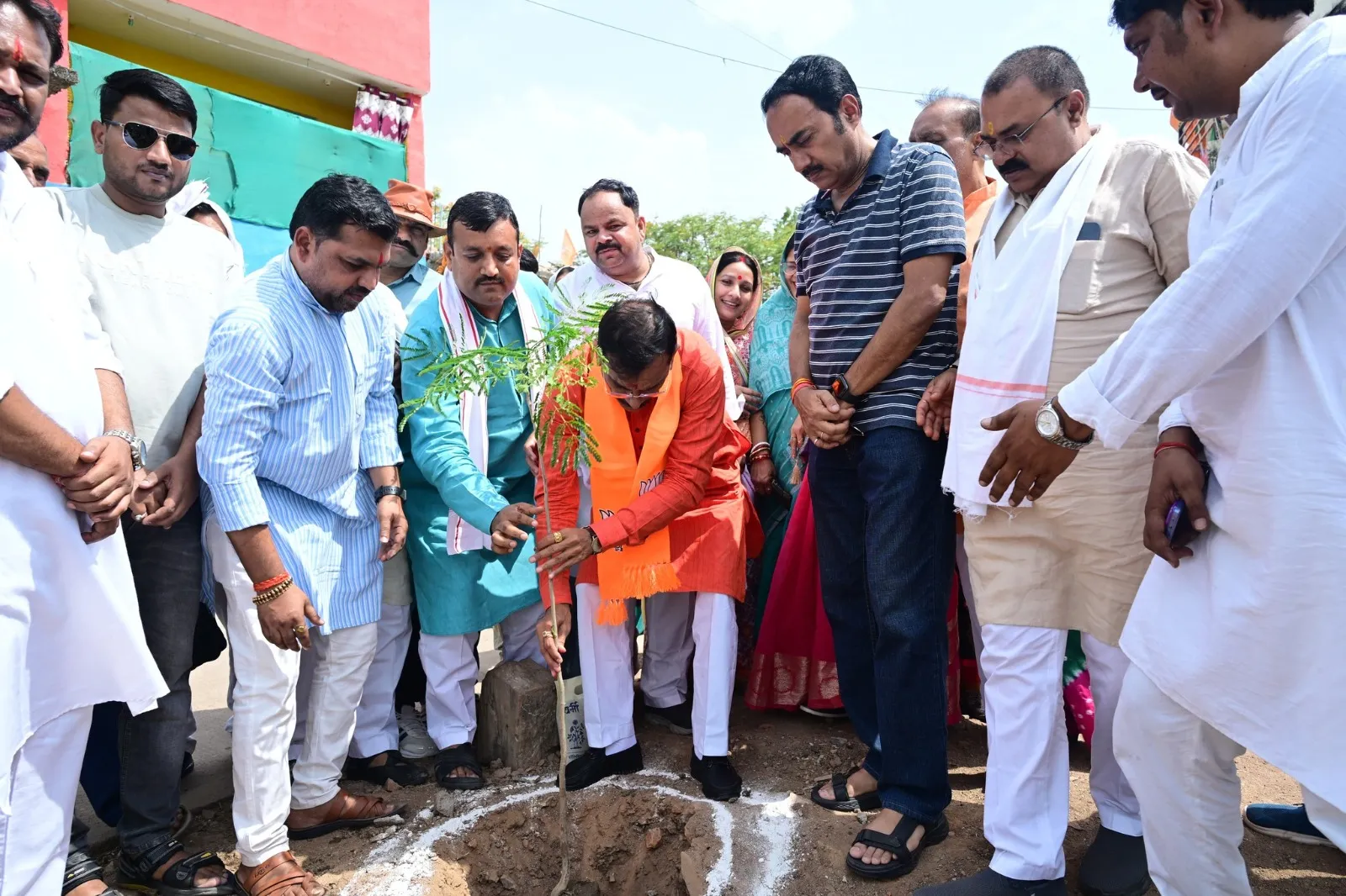 MP Vishnudutt Sharma ने विश्व पर्यावरण दिवस पर पन्ना में पौधारोपण कर दिलाया पर्यावरण संरक्षण का संकल्प एवं ब्रह्माकुमारी विवि पहुंचकर लिया आशीर्वाद