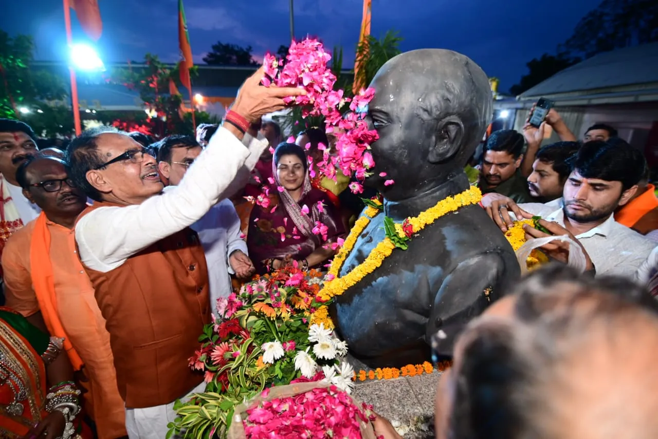 BJP State Office में पार्टी के वरिष्ठ नेतृत्व ने महापुरूषों की प्रतिमा पर पुष्पांजलि अर्पित की