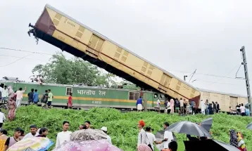 खड़ी ट्रेन में पीछे से मालगाड़ी ने मारी टक्कर, तीन बोगियां क्षतिग्रस्त, 7 की मौत