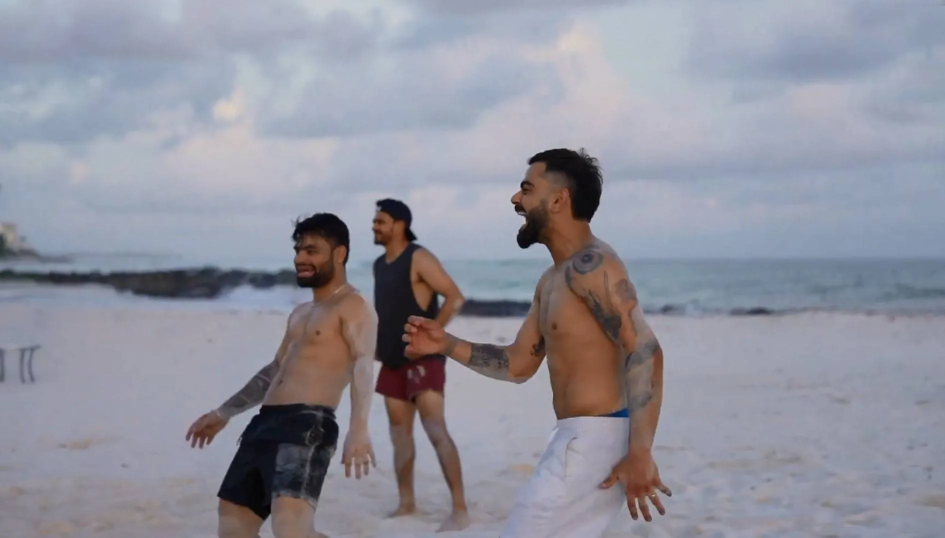 सुपरआठ मुकाबलों से पहले तरोताजा होने वॉलीबाल खेलते दिखे Indian Players