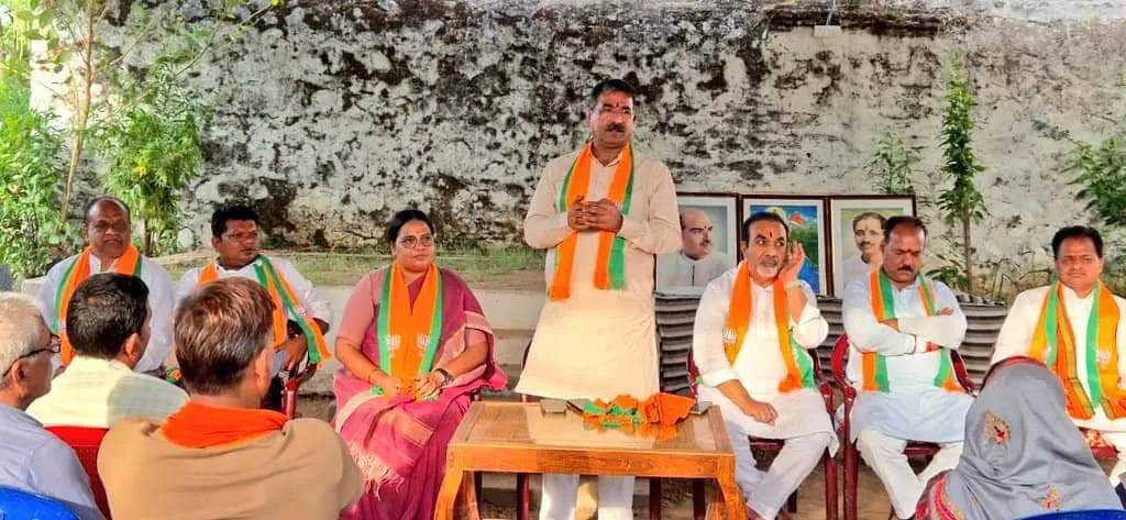 भाजपा प्रदेश संगठन महामंत्री हितानंद ने Chhindwara जिले के अमरवाड़ा विधानसभा के शक्ति केन्द्रों के संयोजकों, प्रभारियों व प्रवासी कार्यकर्ताओं की बैठक को किया संबोधित