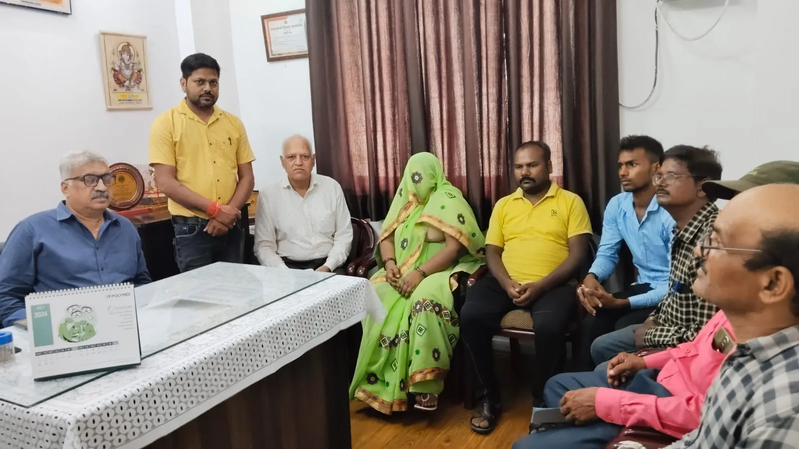 Unnao निवासी महिला को रेडक्रॉस सोसाइटी ग्वालियर द्वारा 4 साल बाद पति से मिलाया