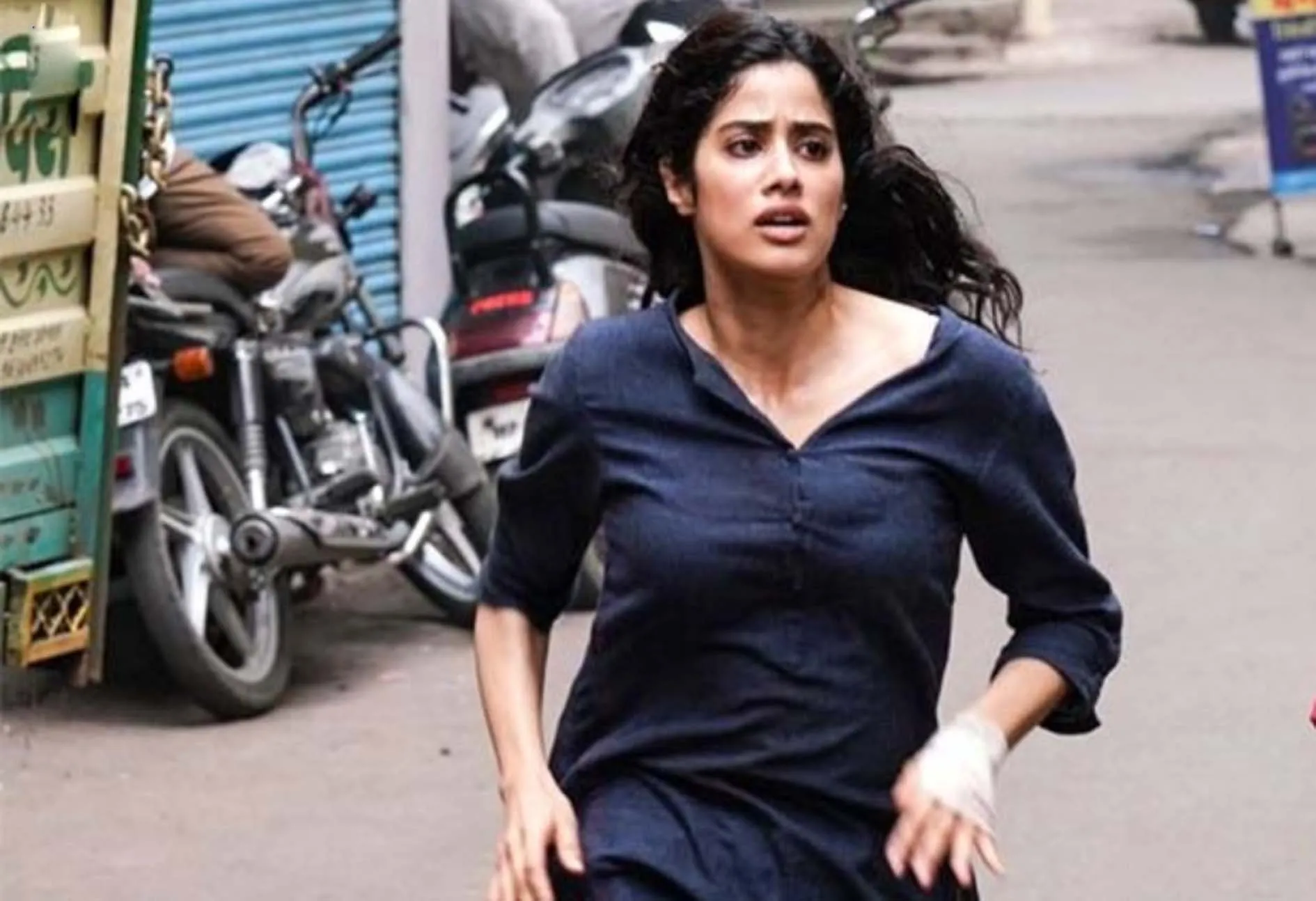 शूटिंग के दौरान नंगे पांव कई बार दौडना पडा Janhvi को