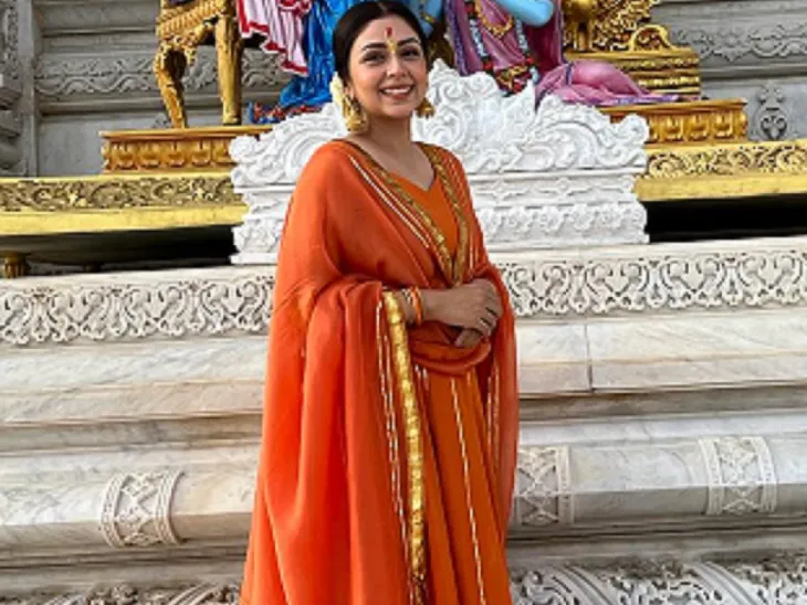 बंगाली साड़ी में हॉट लग रही हैं Neha Sargam