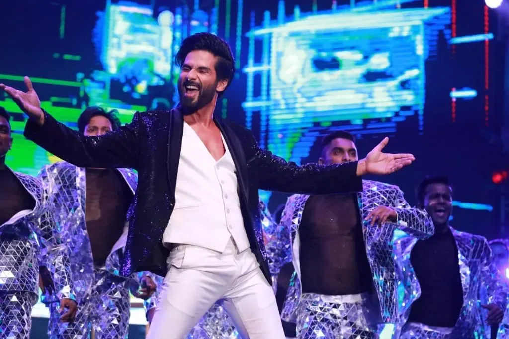 Shahid Kapoor ने आइफा के मंच पर किया शानदार प्रदर्शन