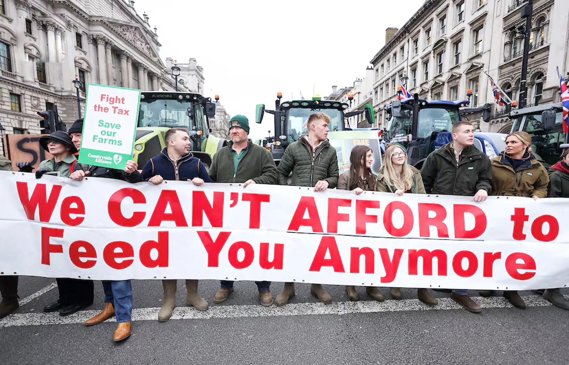 London में भी सड़कों पर उतरे किसान, ट्रैक्टर टॉली लेकर किया प्रदर्शन