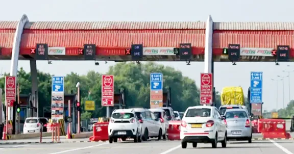 निजी वाहनों के लिए Toll Collection के बदले मासिक और वार्षिक पास शुरू होगा