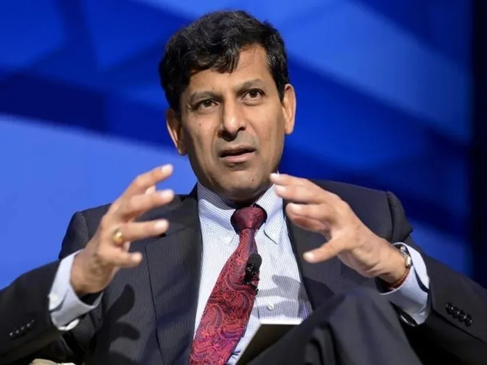 रुपए में कमजोरी से अन्य देशों की मुद्राओं में भी बढ़ सकता है दबाव: Raghuram Rajan