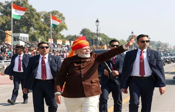 PM Modi ने प्रोटोकॉल तोड़ा, लोगों का अभिवादन करने कर्तव्य पथ पर चले