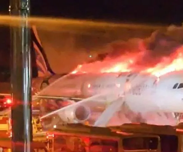 लैंडिंग के दौरान हेलीकॉप्टर से भिड़ा American एयरलाइंस का विमान, 64 लोगों के मारे जाने की आशंका