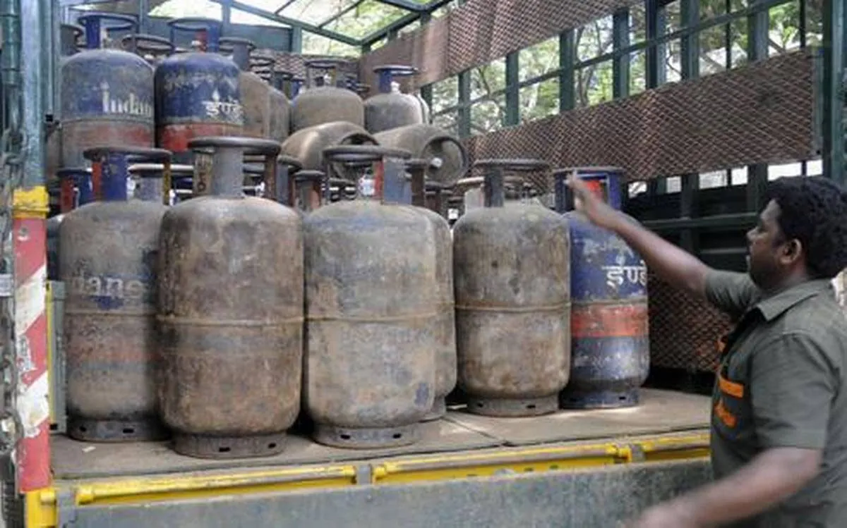 19 किलोग्राम वाला LPG gas cylinder 7 रुपए सस्ता हुआ