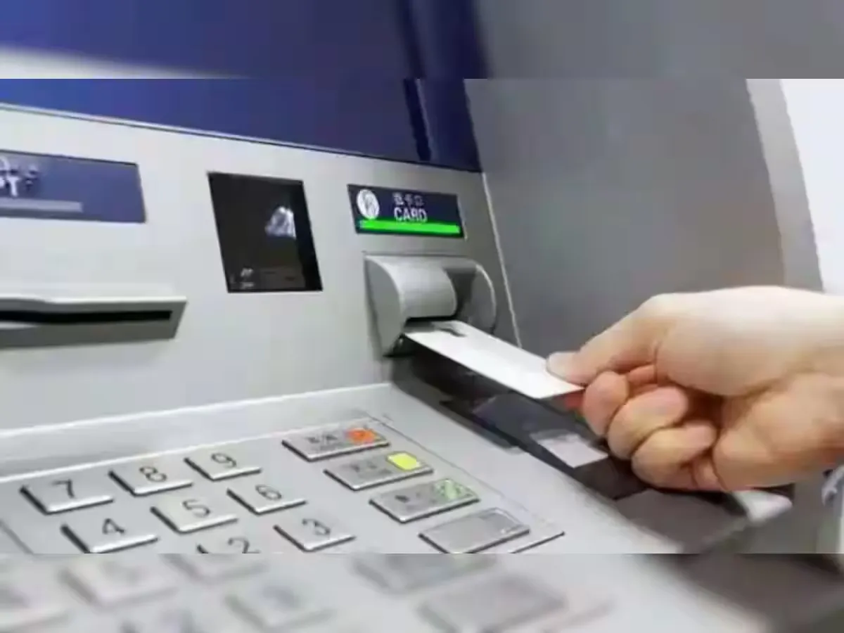 अब ATM से बार-बार कैश निकालने वालों को देनी होगी ज्यादा फीस