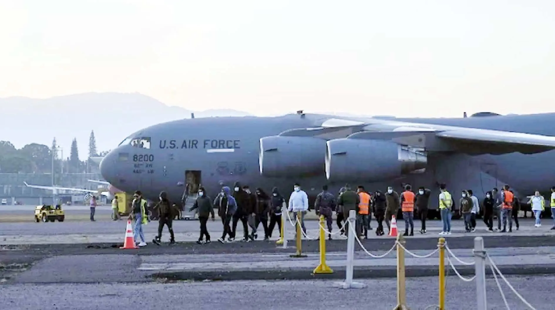 क्यों ज्यादा पैसा खर्च कर सैन्य विमानों से अवैध प्रवासियों को उनके देश भेज रहे Trump