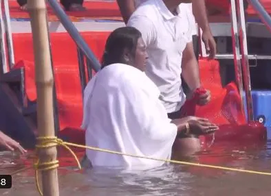 President मुर्मू ने महाकुंभ में लगाई आस्था की डुबकी, सूर्य को अर्घ्य दिया