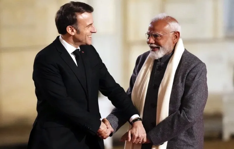 पेरिस में Macron ने पीएम मोदी को लगाया गले बोले- स्वागत है मेरे दोस्त