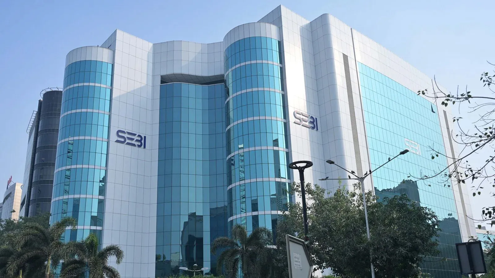 SEBI ने 7 लोगों को जुर्माने का भुगतान नहीं करने पर नोटिस भेजा