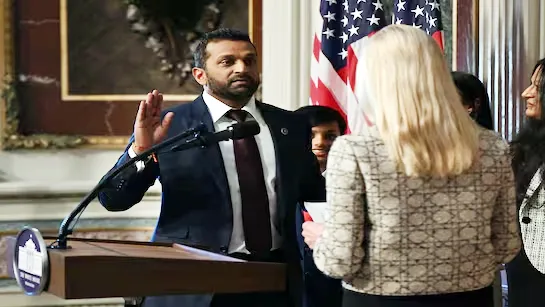 एफबीआई प्रमुख Kash Patel ने गीता पर हाथ रखकर ली शपथ