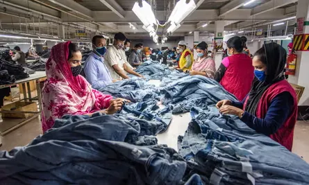 पाकिस्तान से यारी Bangladesh को पड़ी महंगी, कपड़ा इंडस्ट्री बंद होने की कगार पर