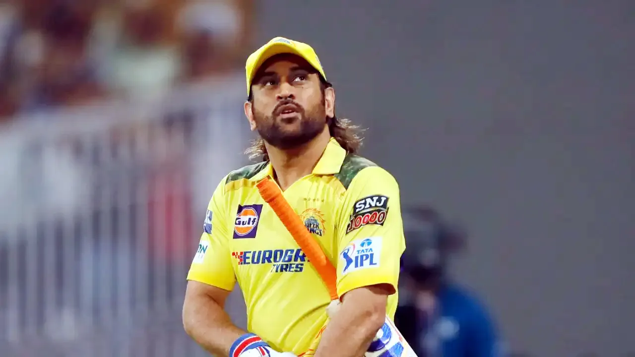 जब धोनी ने गुस्से में बदला होटल : Smith