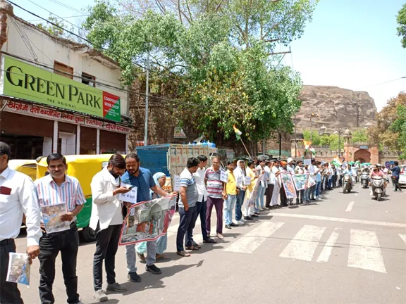 Mumbai में जैन मंदिर को तोड़ने के विरोध में आज प्रदेश महासचिव Sunil Sharma के नेतृत्व में किला गेट चौराहे पर मानव श्रखंला बनाकर विरोध प्रदर्शन किया गया