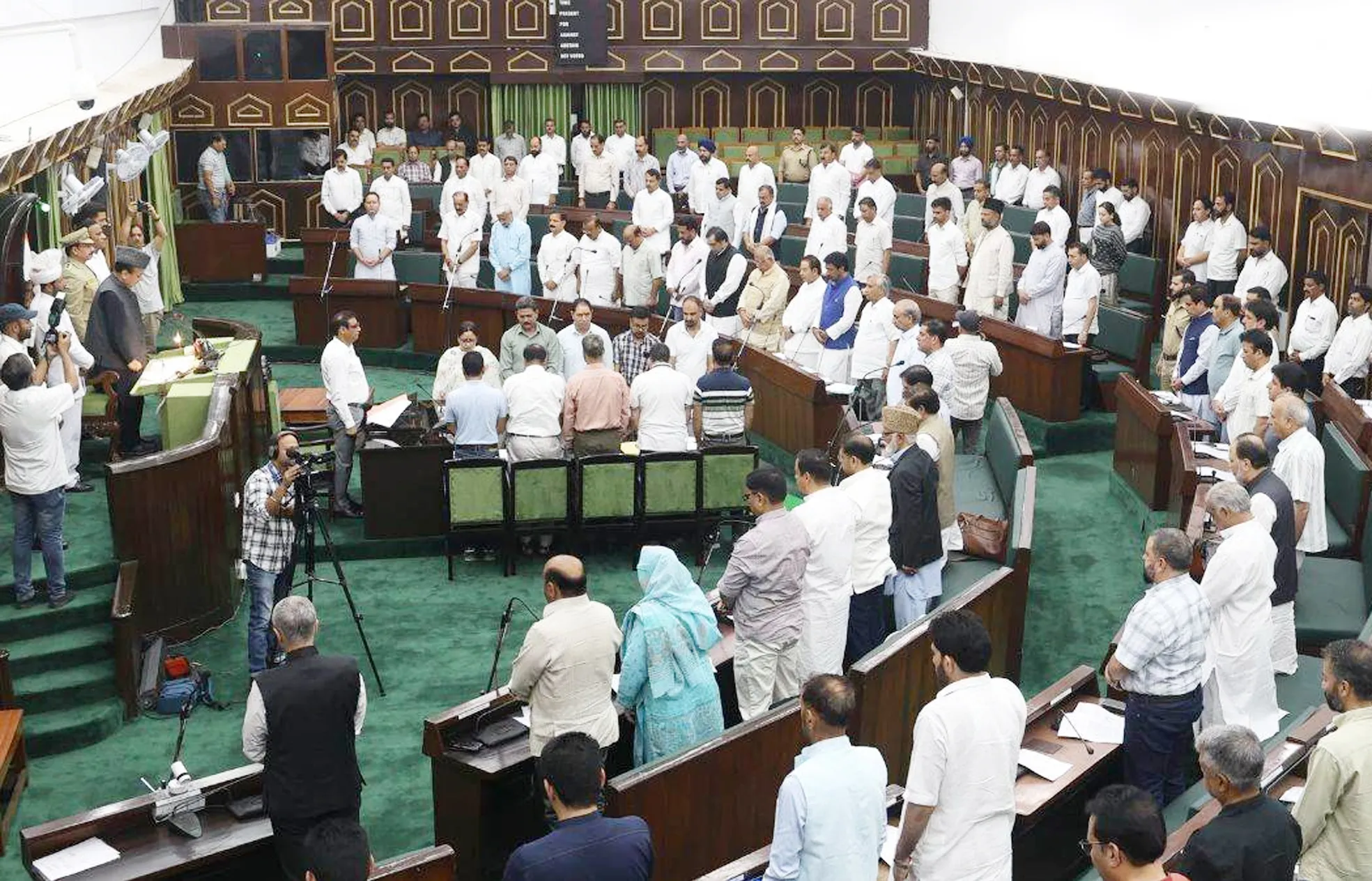 Jammu-Kashmir विधानसभा के विशेष सत्र में मृतकों को दी गई श्रद्धांजलि, फारुक अब्दुल्ला ने भी गैलरी में बैठकर देखी कार्यवाही