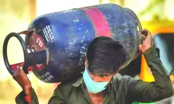 Commercial गैस सिलेंडर 15 रुपए सस्ता