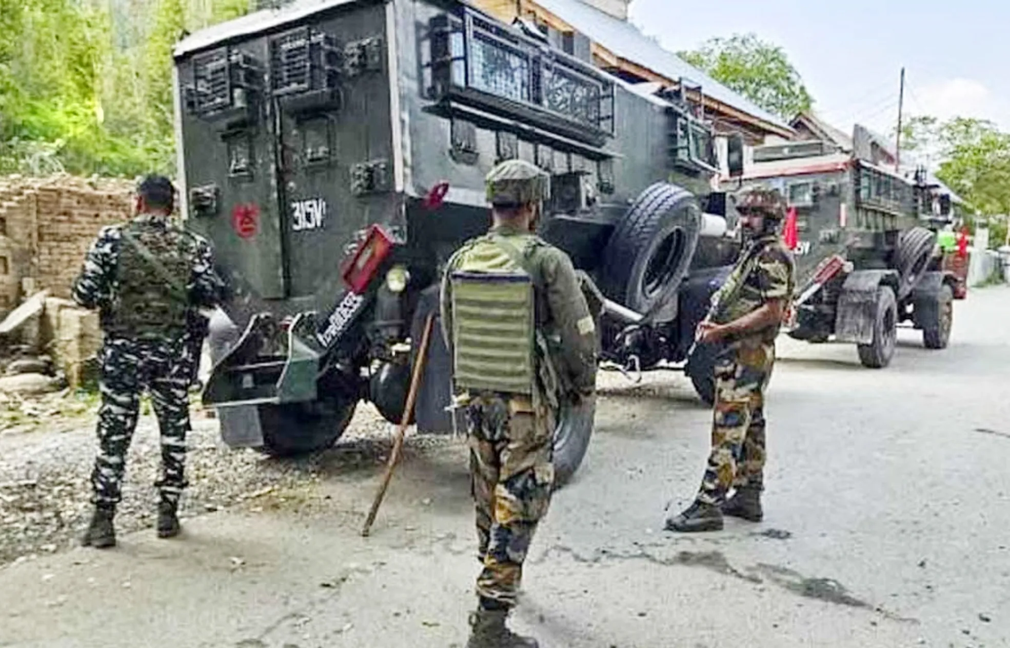 Security forces ने शोपियां में लश्कर के एक आतंकी किया ढेर, दो जिंदा गिरफ्तार