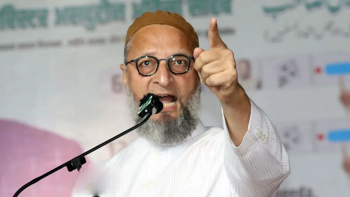 आतंकी के बगल में बैठते हैं पाक सेना प्रमुख मुनीर: Asaduddin Owaisi
