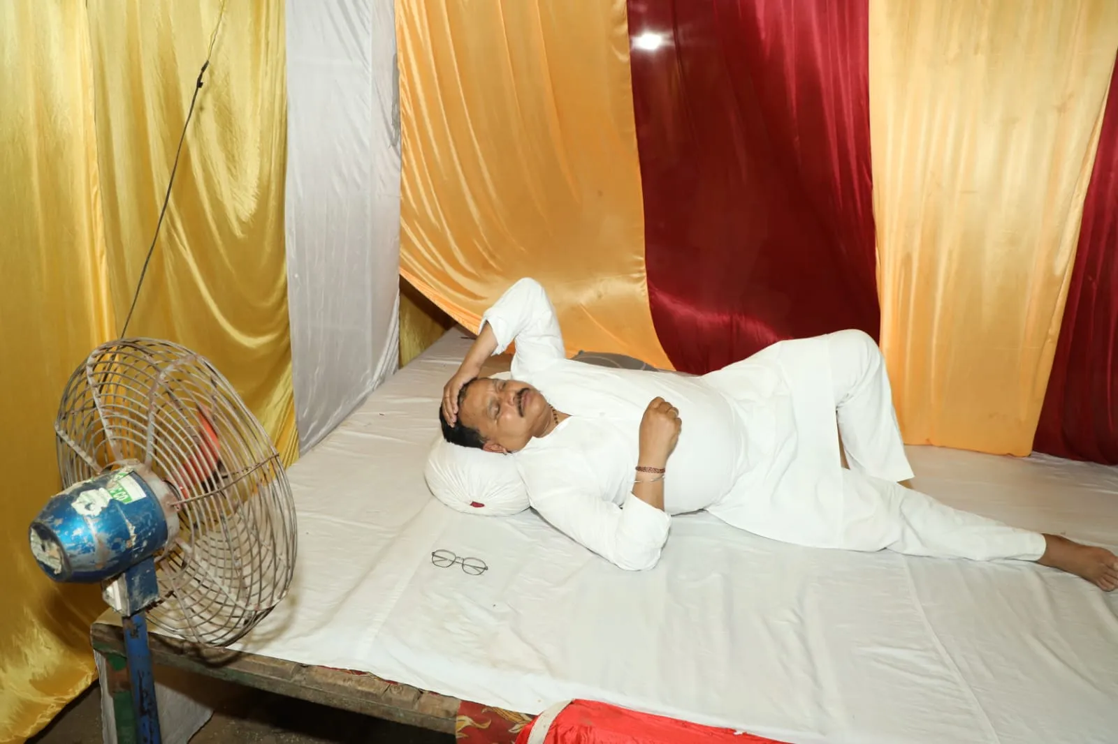 रविवार की तपती रात साधारण से टेंट में पंखे के बीच गुजारने पहुँचे Energy Minister Tomar