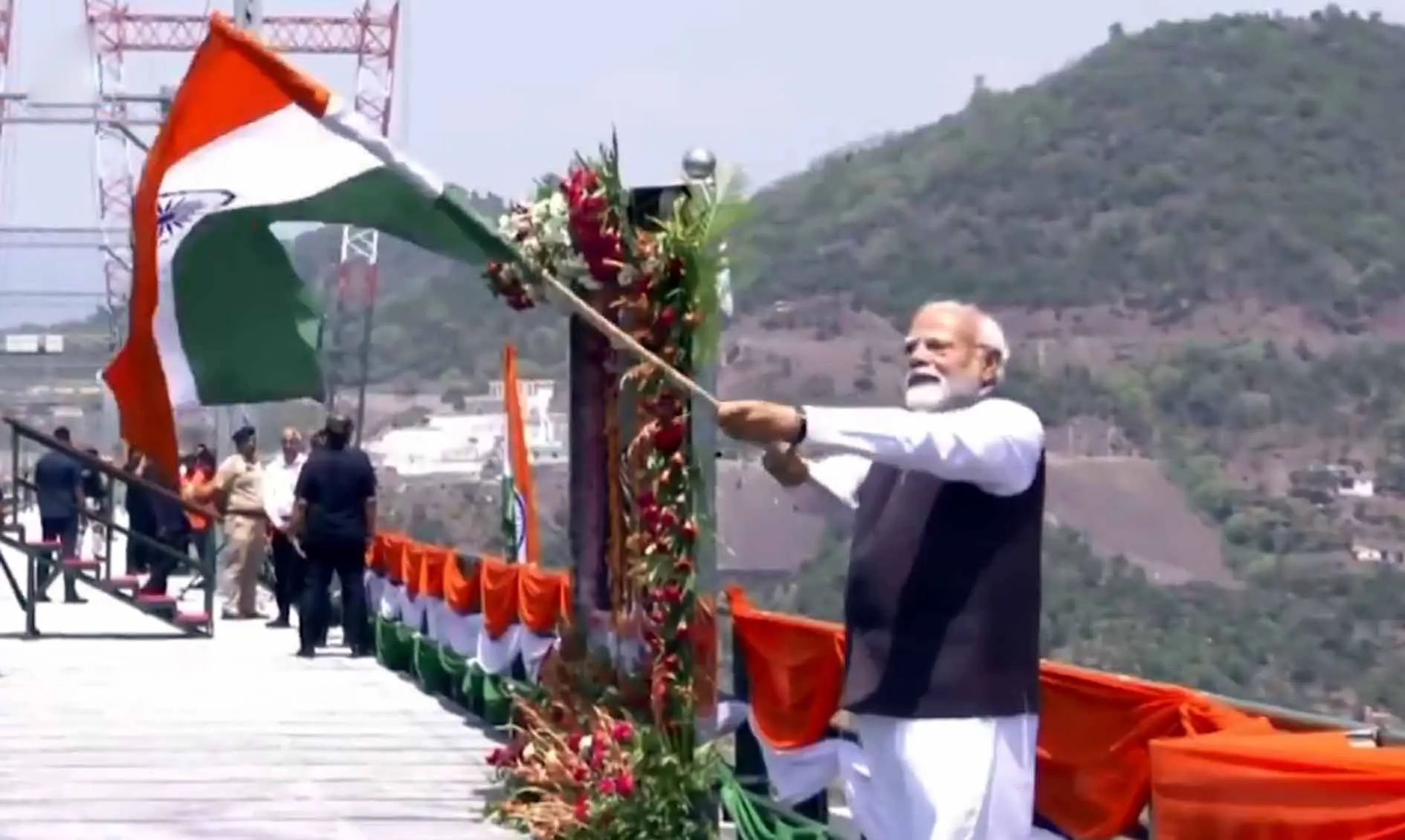 PM Modi ने दुनिया के सबसे ऊंचे चिनाब ब्रिज पर लहराया तिरंगा, देश को दी बड़ी सौगात