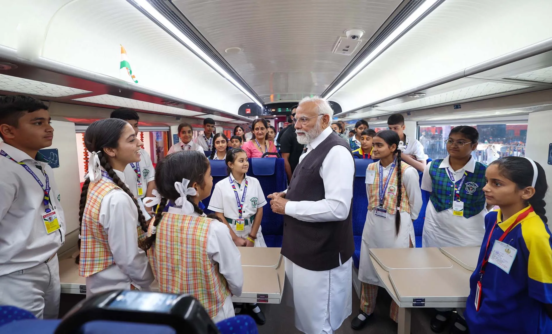 PM Modi की कश्मीर यात्रा: बुलेटप्रूफ ट्रेन का कोच, रेल फोर्स वन की तर्ज पर किया तैयार