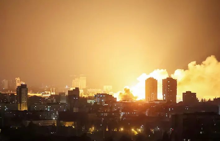 Ukraine में घरों और स्कूलों को भी नहीं छोड़ रहा रूस, हर रात बरसते हैं आग के गोले