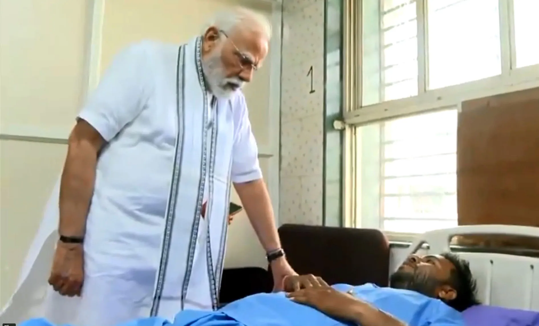 विमान हादसे में मरने वालों की संख्या हुई 297, PM Modi अस्पताल पहुंचकर घायलों से मिले