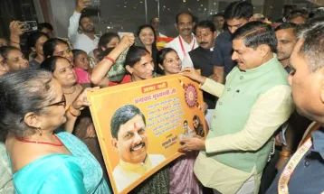 CM Dr. Yadav को ग्वालियर की लाड़ली बहनाओं ने सौंपा बधाई पत्र