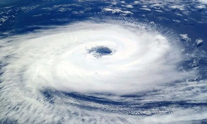 2 सौ किमी प्रति घंटे की रफ्तार से आया Cyclonic storm , लोग घरों में हुए बंद