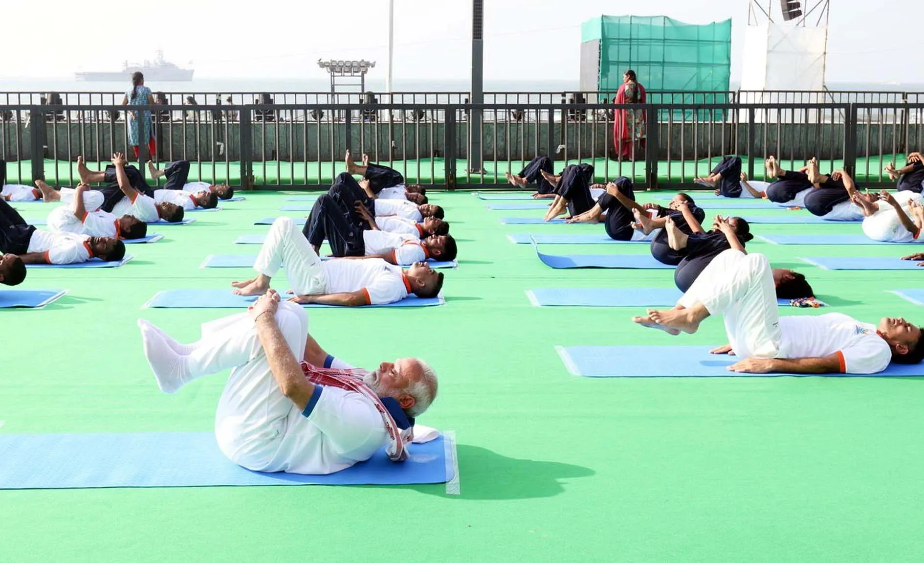 40 देशों के राजनयिक और 3 लाख लोगों ने किया PM Modi के साथ योग