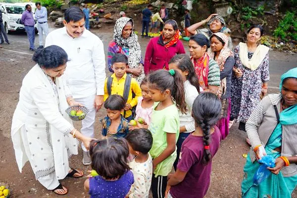जब CM Dr. Yadav ने बारिआम गांव की महिलाओं से खरीदे आम...
