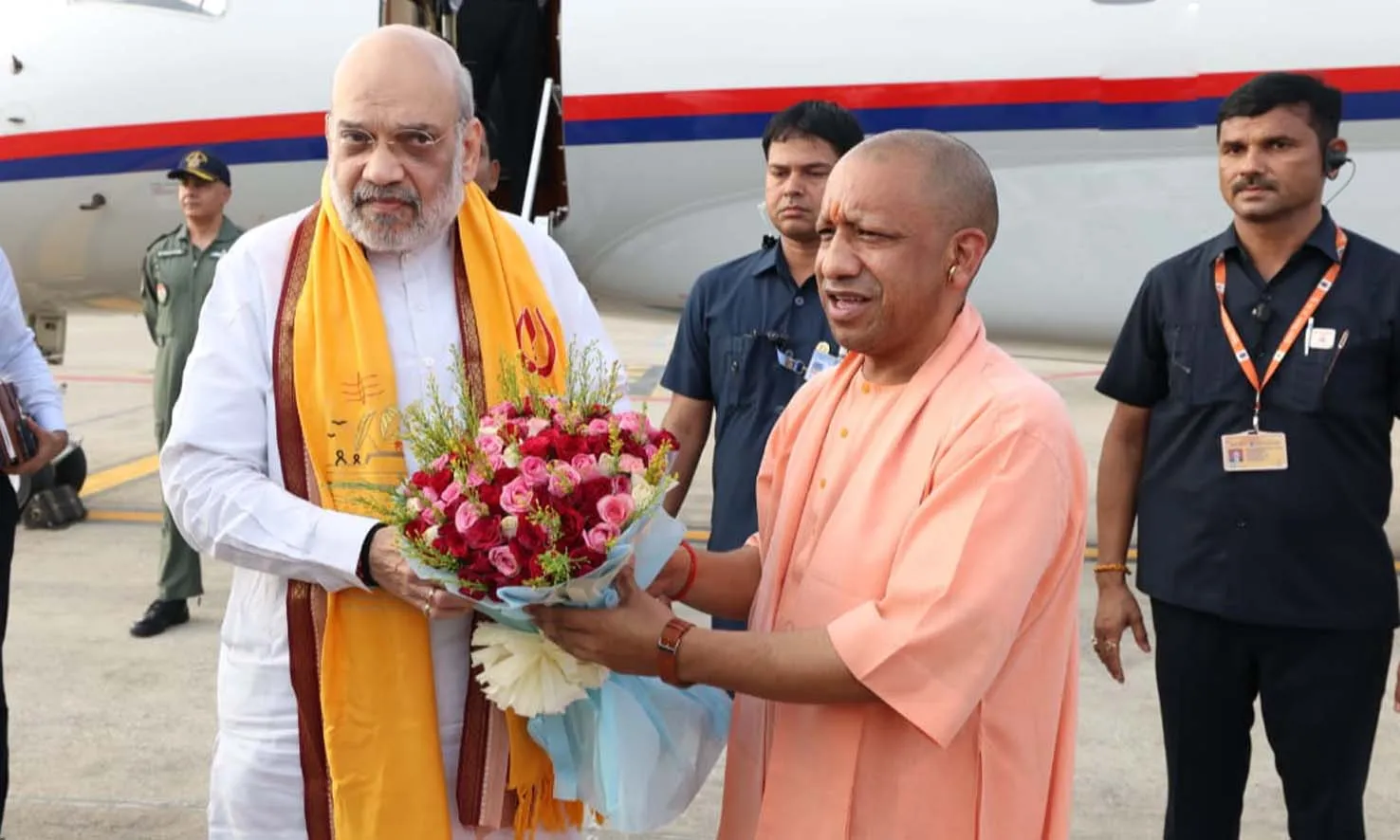 वाराणसी पहुंचे Home Minister Amit Shah, सीएम योगी ने किया भव्य स्वागत