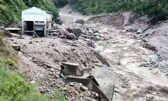 Himachal में बादल फटा, मंडी में तबाही, कीरतपुर-मनाली फोरलेन समेत 261 सड़कें बंद