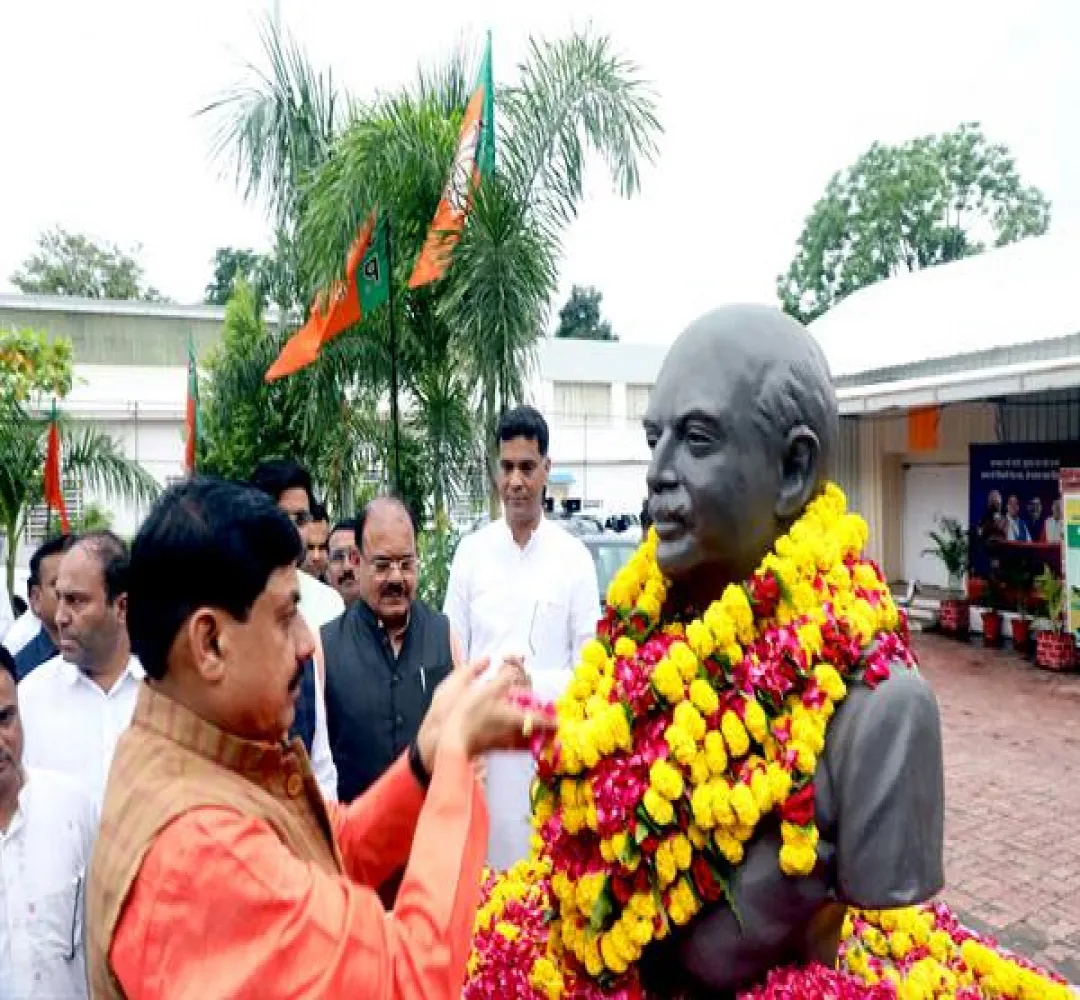 CM Dr. Yadav ने डॉ. श्यामा प्रसाद मुखर्जी की प्रतिमा पर माल्यार्पण कर दी श्रद्धांजलि