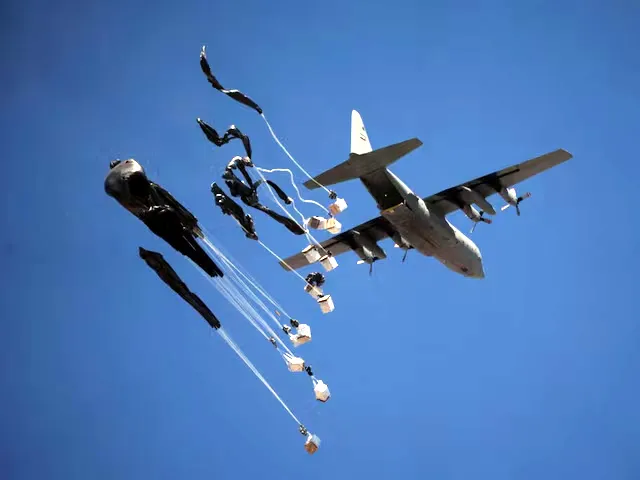 Gaza में बम नहीं अन्न बरस रहा: हरक्यूलिस ने 5000 फीट की ऊंचाई से बरसाए भोजन के पैकेट