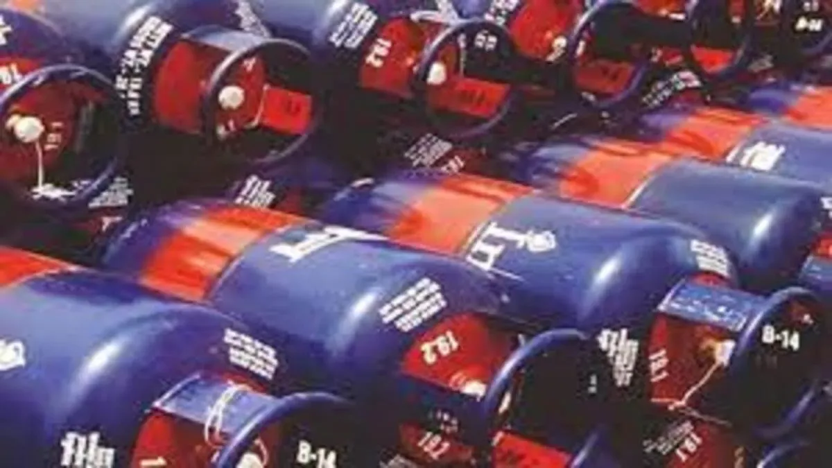 तेल विपरण कंपनियों ने घटाई Commercial LPG Gas Cylinders की कीमत