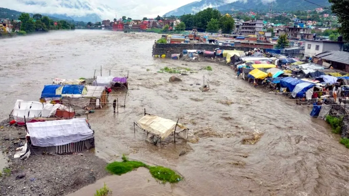 Havoc in Himachal: लगघाटी में फटा बादल, 3 दुकानें पुल और बाग-बगीचे बहे
