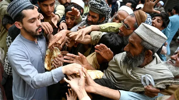 Pakistan के हालात: गरीबों की आह निकल रही और अमीरों के महल सज रहे